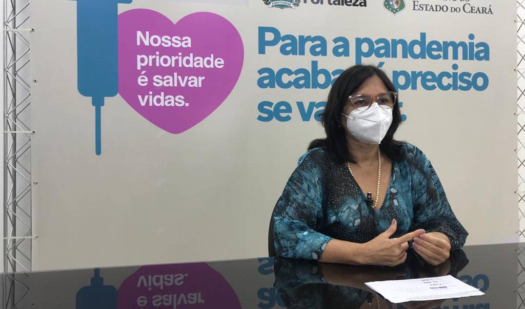 secretária ana estela olha para a câmera